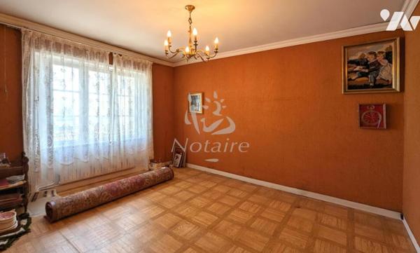 Au centre ville de St-Pol-de-Léon, grande maison avec jardin clos et garage.