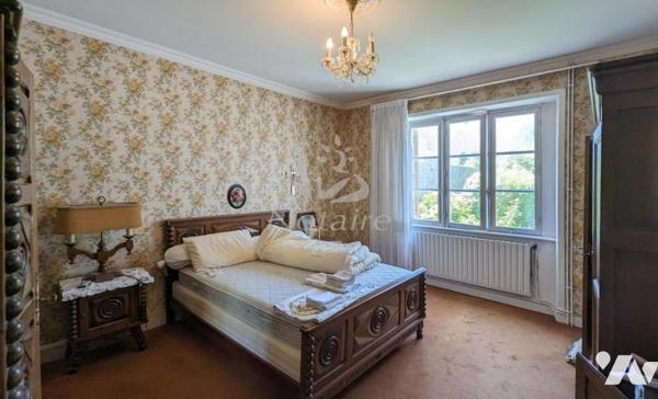 Au centre ville de St-Pol-de-Léon, grande maison avec jardin clos et garage.