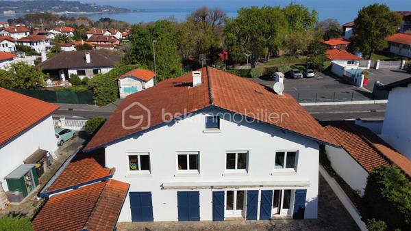 Dans le très recherché quartier de Lissardy, découvrez cette superbe maison basque de 180 m², lumineuse et pleine de charme, offrant une agréable vue sur l’océan.
Traversante Nord–Sud, elle se compose de deux appartements F3 totalement indépendants, une configuration idéale pour accueillir famille et amis, envisager un projet intergénérationnel ou développer un investissement locatif de qualité.
La maison bénéficie également d’un agréable jardin, d’un garage, ainsi que d’un ravalement récent garantissant un bien parfaitement entretenu.
Un lieu rare, chaleureux et authentique, où il fait bon vivre…
Contactez-moi dès maintenant pour organiser une visite et découvrir tout le potentiel de cette belle propriété.