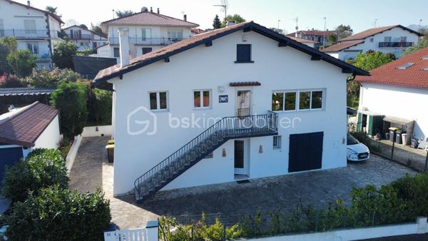 Dans le très recherché quartier de Lissardy, découvrez cette superbe maison basque de 180 m², lumineuse et pleine de charme, offrant une agréable vue sur l’océan.
Traversante Nord–Sud, elle se compose de deux appartements F3 totalement indépendants, une configuration idéale pour accueillir famille et amis, envisager un projet intergénérationnel ou développer un investissement locatif de qualité.
La maison bénéficie également d’un agréable jardin, d’un garage, ainsi que d’un ravalement récent garantissant un bien parfaitement entretenu.
Un lieu rare, chaleureux et authentique, où il fait bon vivre…
Contactez-moi dès maintenant pour organiser une visite et découvrir tout le potentiel de cette belle propriété.