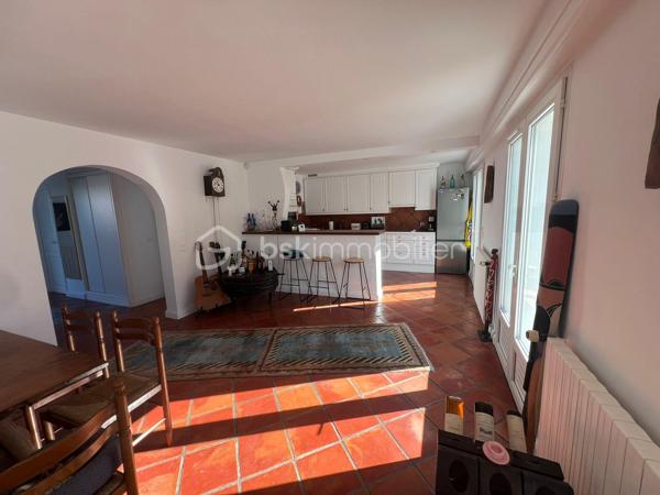 Dans le très recherché quartier de Lissardy, découvrez cette superbe maison basque de 180 m², lumineuse et pleine de charme, offrant une agréable vue sur l’océan.
Traversante Nord–Sud, elle se compose de deux appartements F3 totalement indépendants, une configuration idéale pour accueillir famille et amis, envisager un projet intergénérationnel ou développer un investissement locatif de qualité.
La maison bénéficie également d’un agréable jardin, d’un garage, ainsi que d’un ravalement récent garantissant un bien parfaitement entretenu.
Un lieu rare, chaleureux et authentique, où il fait bon vivre…
Contactez-moi dès maintenant pour organiser une visite et découvrir tout le potentiel de cette belle propriété.