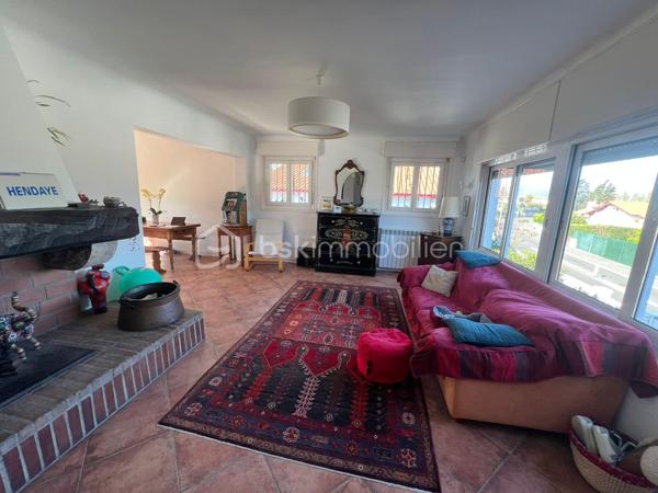 Dans le très recherché quartier de Lissardy, découvrez cette superbe maison basque de 180 m², lumineuse et pleine de charme, offrant une agréable vue sur l’océan.
Traversante Nord–Sud, elle se compose de deux appartements F3 totalement indépendants, une configuration idéale pour accueillir famille et amis, envisager un projet intergénérationnel ou développer un investissement locatif de qualité.
La maison bénéficie également d’un agréable jardin, d’un garage, ainsi que d’un ravalement récent garantissant un bien parfaitement entretenu.
Un lieu rare, chaleureux et authentique, où il fait bon vivre…
Contactez-moi dès maintenant pour organiser une visite et découvrir tout le potentiel de cette belle propriété.