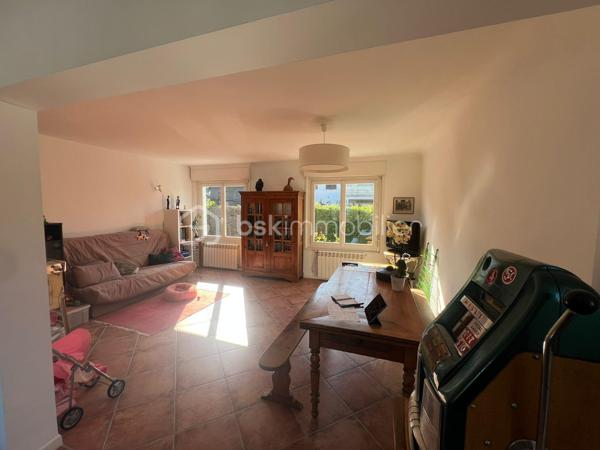 Dans le très recherché quartier de Lissardy, découvrez cette superbe maison basque de 180 m², lumineuse et pleine de charme, offrant une agréable vue sur l’océan.
Traversante Nord–Sud, elle se compose de deux appartements F3 totalement indépendants, une configuration idéale pour accueillir famille et amis, envisager un projet intergénérationnel ou développer un investissement locatif de qualité.
La maison bénéficie également d’un agréable jardin, d’un garage, ainsi que d’un ravalement récent garantissant un bien parfaitement entretenu.
Un lieu rare, chaleureux et authentique, où il fait bon vivre…
Contactez-moi dès maintenant pour organiser une visite et découvrir tout le potentiel de cette belle propriété.