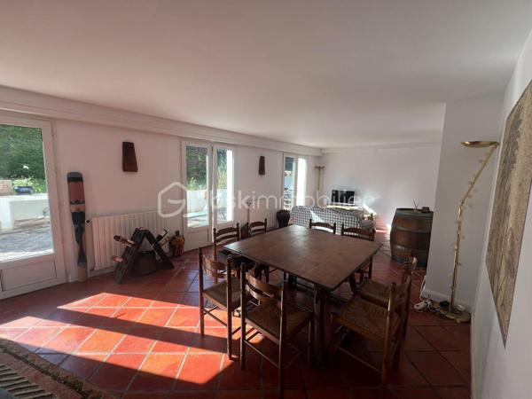 Dans le très recherché quartier de Lissardy, découvrez cette superbe maison basque de 180 m², lumineuse et pleine de charme, offrant une agréable vue sur l’océan.
Traversante Nord–Sud, elle se compose de deux appartements F3 totalement indépendants, une configuration idéale pour accueillir famille et amis, envisager un projet intergénérationnel ou développer un investissement locatif de qualité.
La maison bénéficie également d’un agréable jardin, d’un garage, ainsi que d’un ravalement récent garantissant un bien parfaitement entretenu.
Un lieu rare, chaleureux et authentique, où il fait bon vivre…
Contactez-moi dès maintenant pour organiser une visite et découvrir tout le potentiel de cette belle propriété.