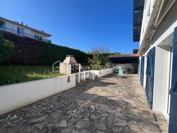Dans le très recherché quartier de Lissardy, découvrez cette superbe maison basque de 180 m², lumineuse et pleine de charme, offrant une agréable vue sur l’océan.
Traversante Nord–Sud, elle se compose de deux appartements F3 totalement indépendants, une configuration idéale pour accueillir famille et amis, envisager un projet intergénérationnel ou développer un investissement locatif de qualité.
La maison bénéficie également d’un agréable jardin, d’un garage, ainsi que d’un ravalement récent garantissant un bien parfaitement entretenu.
Un lieu rare, chaleureux et authentique, où il fait bon vivre…
Contactez-moi dès maintenant pour organiser une visite et découvrir tout le potentiel de cette belle propriété.