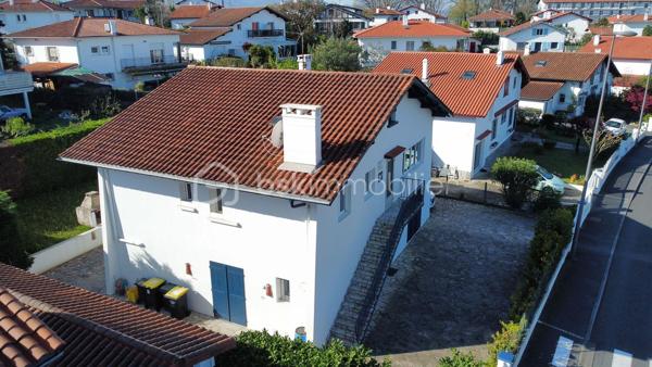 Dans le très recherché quartier de Lissardy, découvrez cette superbe maison basque de 180 m², lumineuse et pleine de charme, offrant une agréable vue sur l’océan.
Traversante Nord–Sud, elle se compose de deux appartements F3 totalement indépendants, une configuration idéale pour accueillir famille et amis, envisager un projet intergénérationnel ou développer un investissement locatif de qualité.
La maison bénéficie également d’un agréable jardin, d’un garage, ainsi que d’un ravalement récent garantissant un bien parfaitement entretenu.
Un lieu rare, chaleureux et authentique, où il fait bon vivre…
Contactez-moi dès maintenant pour organiser une visite et découvrir tout le potentiel de cette belle propriété.