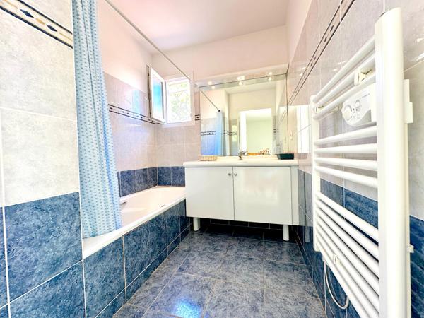 MAISON DE 76 M2 AVEC GARAGE ET PARKING DANS RESIDENCE AVEC PISCINE