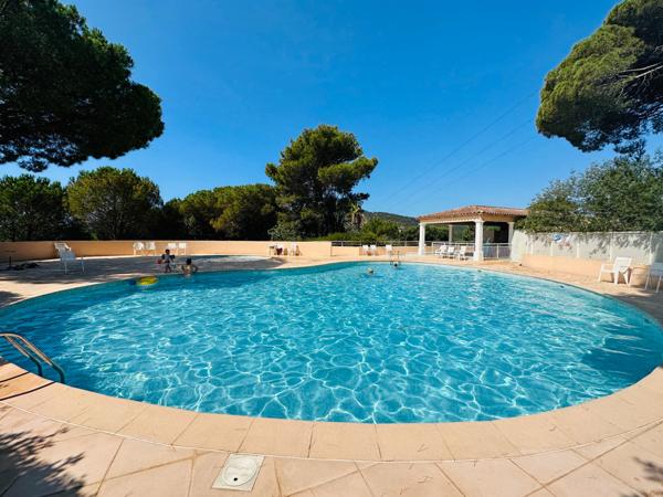 MAISON DE 76 M2 AVEC GARAGE ET PARKING DANS RESIDENCE AVEC PISCINE