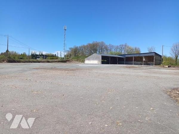 LA FERTE MACE, bâtiments de stockage sur terrain de 1h 50