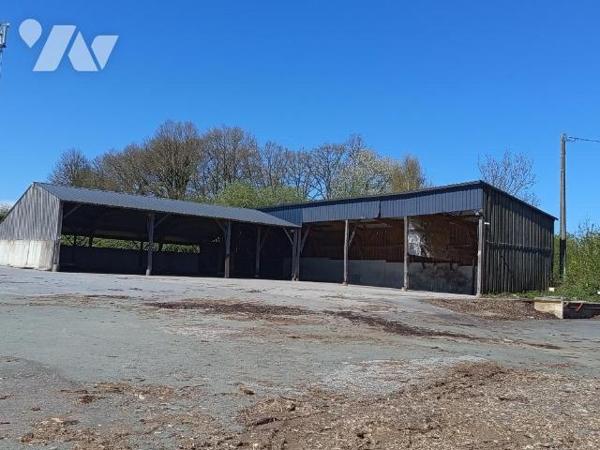 LA FERTE MACE, bâtiments de stockage sur terrain de 1h 50