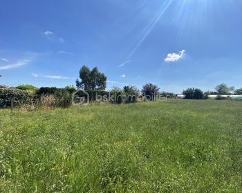 EN EXCLUISVITÈ, SUPERBE TERRAIN CONSTRUCTIBLE ET DIVISIBLE DE 2002M² environ, avec servitude inclus. Ce terrain est semi viabilisé pour deux maisons, eau et électricité, assainissement individuelle obligatoire. La G1 est déjà réalisé. Il ne vous reste plus qu'à imaginer votre projet de construction. Environnement calme et sans vis à vis. 
Proche de toutes les commodités N'HESITEZ PLUS ! Une conseillère 6/7jrs.