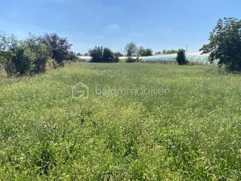 EN EXCLUISVITÈ, SUPERBE TERRAIN CONSTRUCTIBLE ET DIVISIBLE DE 2002M² environ, avec servitude inclus. Ce terrain est semi viabilisé pour deux maisons, eau et électricité, assainissement individuelle obligatoire. La G1 est déjà réalisé. Il ne vous reste plus qu'à imaginer votre projet de construction. Environnement calme et sans vis à vis. 
Proche de toutes les commodités N'HESITEZ PLUS ! Une conseillère 6/7jrs.