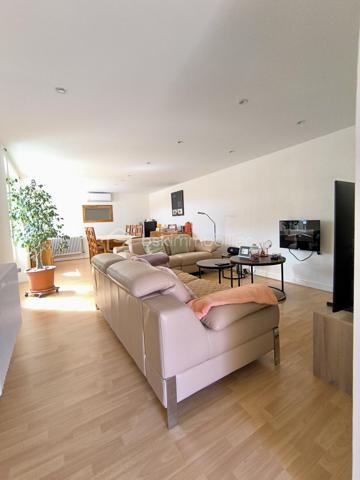 Située dans le secteur recherché et paisible de la Cité Jeune Bois, découvrez cette charmante maison de plain pied mitoyenne d’une surface de 90 m² environ, parfaitement entretenue et implantée sur un terrain de 2,84 ares entièrement clôturé.

Elle se compose d'une entrée menant à un salon/séjour lumineux avec un accès direct à la terrasse. 
La cuisine, séparée et équipée, dispose également de son propre accès extérieur à une terrasse en dalles exposée sud-ouest, sublimée par une pergola en bois avec toiture en polycarbonate et un bel espace gazonné, vous permettant de profiter de l'extérieur en toute saison, à l'abri des intempéries tout en conservant une luminosité maximale.
Un cellier pratique complète cet espace.
Un dégagement dessert 3 chambres confortables, une salle d’eau et un WC suspendu séparé.
Des combles pour un espace de stockage supplémentaire facilement accessible via un escalier escamotable.
Un abri de jardin ainsi qu’un garage mitoyen pour un véhicule, situé à proximité de la maison, complètent ce bien.

Les points techniques :
- Chauffage performant : Chaudière gaz individuelle basse température complétée par une Pompe à Chaleur (PAC) air/air (climatisation réversible).
- Isolation intérieure.
- Fenêtres PVC double vitrage, volets battants en aluminium et roulants en PVC.
- Adoucisseur d’eau.
- Assainissement conforme.

Cette maison, habitable de suite, est idéale pour une famille cherchant la tranquillité, avec sa localisation, son extérieur très bien exposé et la proximité des axes routiers, écoles et commerces.

Prix : 229 500 € FAI

📞 Une visite s'impose ! Contactez-moi au 06 67 79 29 92 pour découvrir votre futur chez-vous.