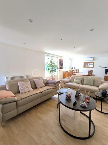 Située dans le secteur recherché et paisible de la Cité Jeune Bois, découvrez cette charmante maison de plain pied mitoyenne d’une surface de 90 m² environ, parfaitement entretenue et implantée sur un terrain de 2,84 ares entièrement clôturé.

Elle se compose d'une entrée menant à un salon/séjour lumineux avec un accès direct à la terrasse. 
La cuisine, séparée et équipée, dispose également de son propre accès extérieur à une terrasse en dalles exposée sud-ouest, sublimée par une pergola en bois avec toiture en polycarbonate et un bel espace gazonné, vous permettant de profiter de l'extérieur en toute saison, à l'abri des intempéries tout en conservant une luminosité maximale.
Un cellier pratique complète cet espace.
Un dégagement dessert 3 chambres confortables, une salle d’eau et un WC suspendu séparé.
Des combles pour un espace de stockage supplémentaire facilement accessible via un escalier escamotable.
Un abri de jardin ainsi qu’un garage mitoyen pour un véhicule, situé à proximité de la maison, complètent ce bien.

Les points techniques :
- Chauffage performant : Chaudière gaz individuelle basse température complétée par une Pompe à Chaleur (PAC) air/air (climatisation réversible).
- Isolation intérieure.
- Fenêtres PVC double vitrage, volets battants en aluminium et roulants en PVC.
- Adoucisseur d’eau.
- Assainissement conforme.

Cette maison, habitable de suite, est idéale pour une famille cherchant la tranquillité, avec sa localisation, son extérieur très bien exposé et la proximité des axes routiers, écoles et commerces.

Prix : 229 500 € FAI

📞 Une visite s'impose ! Contactez-moi au 06 67 79 29 92 pour découvrir votre futur chez-vous.