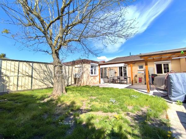 Située dans le secteur recherché et paisible de la Cité Jeune Bois, découvrez cette charmante maison de plain pied mitoyenne d’une surface de 90 m² environ, parfaitement entretenue et implantée sur un terrain de 2,84 ares entièrement clôturé.

Elle se compose d'une entrée menant à un salon/séjour lumineux avec un accès direct à la terrasse. 
La cuisine, séparée et équipée, dispose également de son propre accès extérieur à une terrasse en dalles exposée sud-ouest, sublimée par une pergola en bois avec toiture en polycarbonate et un bel espace gazonné, vous permettant de profiter de l'extérieur en toute saison, à l'abri des intempéries tout en conservant une luminosité maximale.
Un cellier pratique complète cet espace.
Un dégagement dessert 3 chambres confortables, une salle d’eau et un WC suspendu séparé.
Des combles pour un espace de stockage supplémentaire facilement accessible via un escalier escamotable.
Un abri de jardin ainsi qu’un garage mitoyen pour un véhicule, situé à proximité de la maison, complètent ce bien.

Les points techniques :
- Chauffage performant : Chaudière gaz individuelle basse température complétée par une Pompe à Chaleur (PAC) air/air (climatisation réversible).
- Isolation intérieure.
- Fenêtres PVC double vitrage, volets battants en aluminium et roulants en PVC.
- Adoucisseur d’eau.
- Assainissement conforme.

Cette maison, habitable de suite, est idéale pour une famille cherchant la tranquillité, avec sa localisation, son extérieur très bien exposé et la proximité des axes routiers, écoles et commerces.

Prix : 229 500 € FAI

📞 Une visite s'impose ! Contactez-moi au 06 67 79 29 92 pour découvrir votre futur chez-vous.