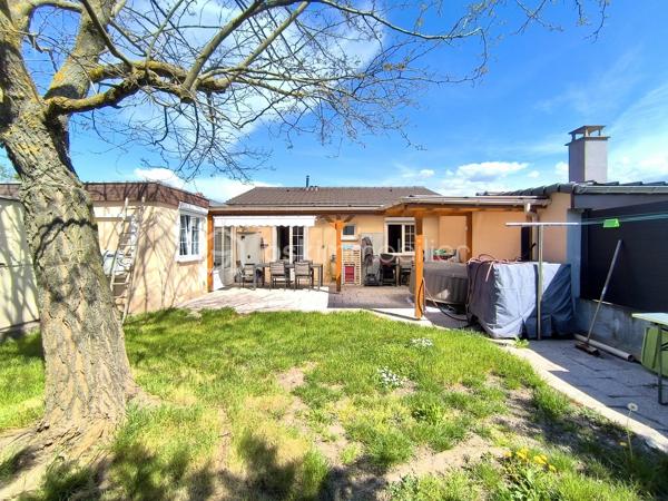 Située dans le secteur recherché et paisible de la Cité Jeune Bois, découvrez cette charmante maison de plain pied mitoyenne d’une surface de 90 m² environ, parfaitement entretenue et implantée sur un terrain de 2,84 ares entièrement clôturé.

Elle se compose d'une entrée menant à un salon/séjour lumineux avec un accès direct à la terrasse. 
La cuisine, séparée et équipée, dispose également de son propre accès extérieur à une terrasse en dalles exposée sud-ouest, sublimée par une pergola en bois avec toiture en polycarbonate et un bel espace gazonné, vous permettant de profiter de l'extérieur en toute saison, à l'abri des intempéries tout en conservant une luminosité maximale.
Un cellier pratique complète cet espace.
Un dégagement dessert 3 chambres confortables, une salle d’eau et un WC suspendu séparé.
Des combles pour un espace de stockage supplémentaire facilement accessible via un escalier escamotable.
Un abri de jardin ainsi qu’un garage mitoyen pour un véhicule, situé à proximité de la maison, complètent ce bien.

Les points techniques :
- Chauffage performant : Chaudière gaz individuelle basse température complétée par une Pompe à Chaleur (PAC) air/air (climatisation réversible).
- Isolation intérieure.
- Fenêtres PVC double vitrage, volets battants en aluminium et roulants en PVC.
- Adoucisseur d’eau.
- Assainissement conforme.

Cette maison, habitable de suite, est idéale pour une famille cherchant la tranquillité, avec sa localisation, son extérieur très bien exposé et la proximité des axes routiers, écoles et commerces.

Prix : 229 500 € FAI

📞 Une visite s'impose ! Contactez-moi au 06 67 79 29 92 pour découvrir votre futur chez-vous.