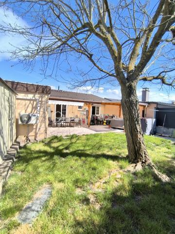 Située dans le secteur recherché et paisible de la Cité Jeune Bois, découvrez cette charmante maison de plain pied mitoyenne d’une surface de 90 m² environ, parfaitement entretenue et implantée sur un terrain de 2,84 ares entièrement clôturé.

Elle se compose d'une entrée menant à un salon/séjour lumineux avec un accès direct à la terrasse. 
La cuisine, séparée et équipée, dispose également de son propre accès extérieur à une terrasse en dalles exposée sud-ouest, sublimée par une pergola en bois avec toiture en polycarbonate et un bel espace gazonné, vous permettant de profiter de l'extérieur en toute saison, à l'abri des intempéries tout en conservant une luminosité maximale.
Un cellier pratique complète cet espace.
Un dégagement dessert 3 chambres confortables, une salle d’eau et un WC suspendu séparé.
Des combles pour un espace de stockage supplémentaire facilement accessible via un escalier escamotable.
Un abri de jardin ainsi qu’un garage mitoyen pour un véhicule, situé à proximité de la maison, complètent ce bien.

Les points techniques :
- Chauffage performant : Chaudière gaz individuelle basse température complétée par une Pompe à Chaleur (PAC) air/air (climatisation réversible).
- Isolation intérieure.
- Fenêtres PVC double vitrage, volets battants en aluminium et roulants en PVC.
- Adoucisseur d’eau.
- Assainissement conforme.

Cette maison, habitable de suite, est idéale pour une famille cherchant la tranquillité, avec sa localisation, son extérieur très bien exposé et la proximité des axes routiers, écoles et commerces.

Prix : 229 500 € FAI

📞 Une visite s'impose ! Contactez-moi au 06 67 79 29 92 pour découvrir votre futur chez-vous.
