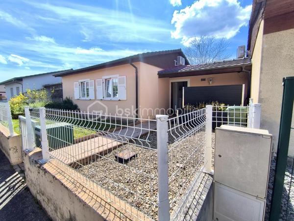 Située dans le secteur recherché et paisible de la Cité Jeune Bois, découvrez cette charmante maison de plain pied mitoyenne d’une surface de 90 m² environ, parfaitement entretenue et implantée sur un terrain de 2,84 ares entièrement clôturé.

Elle se compose d'une entrée menant à un salon/séjour lumineux avec un accès direct à la terrasse. 
La cuisine, séparée et équipée, dispose également de son propre accès extérieur à une terrasse en dalles exposée sud-ouest, sublimée par une pergola en bois avec toiture en polycarbonate et un bel espace gazonné, vous permettant de profiter de l'extérieur en toute saison, à l'abri des intempéries tout en conservant une luminosité maximale.
Un cellier pratique complète cet espace.
Un dégagement dessert 3 chambres confortables, une salle d’eau et un WC suspendu séparé.
Des combles pour un espace de stockage supplémentaire facilement accessible via un escalier escamotable.
Un abri de jardin ainsi qu’un garage mitoyen pour un véhicule, situé à proximité de la maison, complètent ce bien.

Les points techniques :
- Chauffage performant : Chaudière gaz individuelle basse température complétée par une Pompe à Chaleur (PAC) air/air (climatisation réversible).
- Isolation intérieure.
- Fenêtres PVC double vitrage, volets battants en aluminium et roulants en PVC.
- Adoucisseur d’eau.
- Assainissement conforme.

Cette maison, habitable de suite, est idéale pour une famille cherchant la tranquillité, avec sa localisation, son extérieur très bien exposé et la proximité des axes routiers, écoles et commerces.

Prix : 229 500 € FAI

📞 Une visite s'impose ! Contactez-moi au 06 67 79 29 92 pour découvrir votre futur chez-vous.