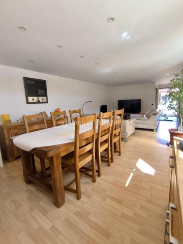 Située dans le secteur recherché et paisible de la Cité Jeune Bois, découvrez cette charmante maison de plain pied mitoyenne d’une surface de 90 m² environ, parfaitement entretenue et implantée sur un terrain de 2,84 ares entièrement clôturé.

Elle se compose d'une entrée menant à un salon/séjour lumineux avec un accès direct à la terrasse. 
La cuisine, séparée et équipée, dispose également de son propre accès extérieur à une terrasse en dalles exposée sud-ouest, sublimée par une pergola en bois avec toiture en polycarbonate et un bel espace gazonné, vous permettant de profiter de l'extérieur en toute saison, à l'abri des intempéries tout en conservant une luminosité maximale.
Un cellier pratique complète cet espace.
Un dégagement dessert 3 chambres confortables, une salle d’eau et un WC suspendu séparé.
Des combles pour un espace de stockage supplémentaire facilement accessible via un escalier escamotable.
Un abri de jardin ainsi qu’un garage mitoyen pour un véhicule, situé à proximité de la maison, complètent ce bien.

Les points techniques :
- Chauffage performant : Chaudière gaz individuelle basse température complétée par une Pompe à Chaleur (PAC) air/air (climatisation réversible).
- Isolation intérieure.
- Fenêtres PVC double vitrage, volets battants en aluminium et roulants en PVC.
- Adoucisseur d’eau.
- Assainissement conforme.

Cette maison, habitable de suite, est idéale pour une famille cherchant la tranquillité, avec sa localisation, son extérieur très bien exposé et la proximité des axes routiers, écoles et commerces.

Prix : 229 500 € FAI

📞 Une visite s'impose ! Contactez-moi au 06 67 79 29 92 pour découvrir votre futur chez-vous.