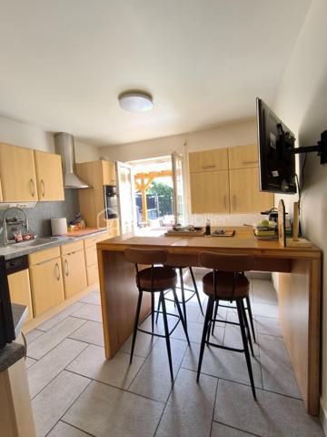 Située dans le secteur recherché et paisible de la Cité Jeune Bois, découvrez cette charmante maison de plain pied mitoyenne d’une surface de 90 m² environ, parfaitement entretenue et implantée sur un terrain de 2,84 ares entièrement clôturé.

Elle se compose d'une entrée menant à un salon/séjour lumineux avec un accès direct à la terrasse. 
La cuisine, séparée et équipée, dispose également de son propre accès extérieur à une terrasse en dalles exposée sud-ouest, sublimée par une pergola en bois avec toiture en polycarbonate et un bel espace gazonné, vous permettant de profiter de l'extérieur en toute saison, à l'abri des intempéries tout en conservant une luminosité maximale.
Un cellier pratique complète cet espace.
Un dégagement dessert 3 chambres confortables, une salle d’eau et un WC suspendu séparé.
Des combles pour un espace de stockage supplémentaire facilement accessible via un escalier escamotable.
Un abri de jardin ainsi qu’un garage mitoyen pour un véhicule, situé à proximité de la maison, complètent ce bien.

Les points techniques :
- Chauffage performant : Chaudière gaz individuelle basse température complétée par une Pompe à Chaleur (PAC) air/air (climatisation réversible).
- Isolation intérieure.
- Fenêtres PVC double vitrage, volets battants en aluminium et roulants en PVC.
- Adoucisseur d’eau.
- Assainissement conforme.

Cette maison, habitable de suite, est idéale pour une famille cherchant la tranquillité, avec sa localisation, son extérieur très bien exposé et la proximité des axes routiers, écoles et commerces.

Prix : 229 500 € FAI

📞 Une visite s'impose ! Contactez-moi au 06 67 79 29 92 pour découvrir votre futur chez-vous.