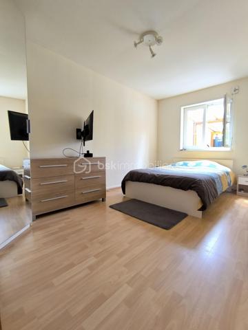 Située dans le secteur recherché et paisible de la Cité Jeune Bois, découvrez cette charmante maison de plain pied mitoyenne d’une surface de 90 m² environ, parfaitement entretenue et implantée sur un terrain de 2,84 ares entièrement clôturé.

Elle se compose d'une entrée menant à un salon/séjour lumineux avec un accès direct à la terrasse. 
La cuisine, séparée et équipée, dispose également de son propre accès extérieur à une terrasse en dalles exposée sud-ouest, sublimée par une pergola en bois avec toiture en polycarbonate et un bel espace gazonné, vous permettant de profiter de l'extérieur en toute saison, à l'abri des intempéries tout en conservant une luminosité maximale.
Un cellier pratique complète cet espace.
Un dégagement dessert 3 chambres confortables, une salle d’eau et un WC suspendu séparé.
Des combles pour un espace de stockage supplémentaire facilement accessible via un escalier escamotable.
Un abri de jardin ainsi qu’un garage mitoyen pour un véhicule, situé à proximité de la maison, complètent ce bien.

Les points techniques :
- Chauffage performant : Chaudière gaz individuelle basse température complétée par une Pompe à Chaleur (PAC) air/air (climatisation réversible).
- Isolation intérieure.
- Fenêtres PVC double vitrage, volets battants en aluminium et roulants en PVC.
- Adoucisseur d’eau.
- Assainissement conforme.

Cette maison, habitable de suite, est idéale pour une famille cherchant la tranquillité, avec sa localisation, son extérieur très bien exposé et la proximité des axes routiers, écoles et commerces.

Prix : 229 500 € FAI

📞 Une visite s'impose ! Contactez-moi au 06 67 79 29 92 pour découvrir votre futur chez-vous.