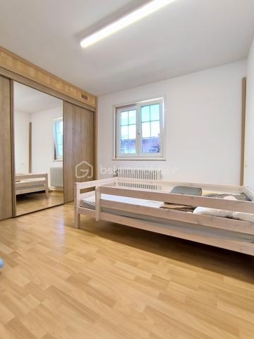 Située dans le secteur recherché et paisible de la Cité Jeune Bois, découvrez cette charmante maison de plain pied mitoyenne d’une surface de 90 m² environ, parfaitement entretenue et implantée sur un terrain de 2,84 ares entièrement clôturé.

Elle se compose d'une entrée menant à un salon/séjour lumineux avec un accès direct à la terrasse. 
La cuisine, séparée et équipée, dispose également de son propre accès extérieur à une terrasse en dalles exposée sud-ouest, sublimée par une pergola en bois avec toiture en polycarbonate et un bel espace gazonné, vous permettant de profiter de l'extérieur en toute saison, à l'abri des intempéries tout en conservant une luminosité maximale.
Un cellier pratique complète cet espace.
Un dégagement dessert 3 chambres confortables, une salle d’eau et un WC suspendu séparé.
Des combles pour un espace de stockage supplémentaire facilement accessible via un escalier escamotable.
Un abri de jardin ainsi qu’un garage mitoyen pour un véhicule, situé à proximité de la maison, complètent ce bien.

Les points techniques :
- Chauffage performant : Chaudière gaz individuelle basse température complétée par une Pompe à Chaleur (PAC) air/air (climatisation réversible).
- Isolation intérieure.
- Fenêtres PVC double vitrage, volets battants en aluminium et roulants en PVC.
- Adoucisseur d’eau.
- Assainissement conforme.

Cette maison, habitable de suite, est idéale pour une famille cherchant la tranquillité, avec sa localisation, son extérieur très bien exposé et la proximité des axes routiers, écoles et commerces.

Prix : 229 500 € FAI

📞 Une visite s'impose ! Contactez-moi au 06 67 79 29 92 pour découvrir votre futur chez-vous.