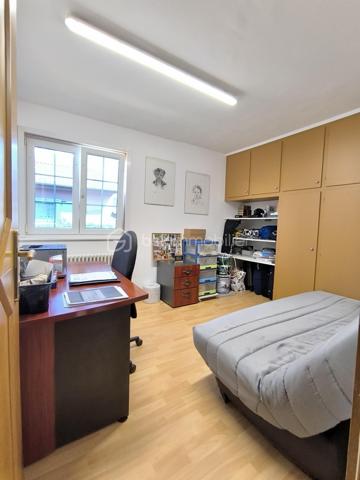 Située dans le secteur recherché et paisible de la Cité Jeune Bois, découvrez cette charmante maison de plain pied mitoyenne d’une surface de 90 m² environ, parfaitement entretenue et implantée sur un terrain de 2,84 ares entièrement clôturé.

Elle se compose d'une entrée menant à un salon/séjour lumineux avec un accès direct à la terrasse. 
La cuisine, séparée et équipée, dispose également de son propre accès extérieur à une terrasse en dalles exposée sud-ouest, sublimée par une pergola en bois avec toiture en polycarbonate et un bel espace gazonné, vous permettant de profiter de l'extérieur en toute saison, à l'abri des intempéries tout en conservant une luminosité maximale.
Un cellier pratique complète cet espace.
Un dégagement dessert 3 chambres confortables, une salle d’eau et un WC suspendu séparé.
Des combles pour un espace de stockage supplémentaire facilement accessible via un escalier escamotable.
Un abri de jardin ainsi qu’un garage mitoyen pour un véhicule, situé à proximité de la maison, complètent ce bien.

Les points techniques :
- Chauffage performant : Chaudière gaz individuelle basse température complétée par une Pompe à Chaleur (PAC) air/air (climatisation réversible).
- Isolation intérieure.
- Fenêtres PVC double vitrage, volets battants en aluminium et roulants en PVC.
- Adoucisseur d’eau.
- Assainissement conforme.

Cette maison, habitable de suite, est idéale pour une famille cherchant la tranquillité, avec sa localisation, son extérieur très bien exposé et la proximité des axes routiers, écoles et commerces.

Prix : 229 500 € FAI

📞 Une visite s'impose ! Contactez-moi au 06 67 79 29 92 pour découvrir votre futur chez-vous.