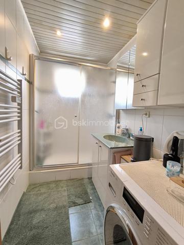 Située dans le secteur recherché et paisible de la Cité Jeune Bois, découvrez cette charmante maison de plain pied mitoyenne d’une surface de 90 m² environ, parfaitement entretenue et implantée sur un terrain de 2,84 ares entièrement clôturé.

Elle se compose d'une entrée menant à un salon/séjour lumineux avec un accès direct à la terrasse. 
La cuisine, séparée et équipée, dispose également de son propre accès extérieur à une terrasse en dalles exposée sud-ouest, sublimée par une pergola en bois avec toiture en polycarbonate et un bel espace gazonné, vous permettant de profiter de l'extérieur en toute saison, à l'abri des intempéries tout en conservant une luminosité maximale.
Un cellier pratique complète cet espace.
Un dégagement dessert 3 chambres confortables, une salle d’eau et un WC suspendu séparé.
Des combles pour un espace de stockage supplémentaire facilement accessible via un escalier escamotable.
Un abri de jardin ainsi qu’un garage mitoyen pour un véhicule, situé à proximité de la maison, complètent ce bien.

Les points techniques :
- Chauffage performant : Chaudière gaz individuelle basse température complétée par une Pompe à Chaleur (PAC) air/air (climatisation réversible).
- Isolation intérieure.
- Fenêtres PVC double vitrage, volets battants en aluminium et roulants en PVC.
- Adoucisseur d’eau.
- Assainissement conforme.

Cette maison, habitable de suite, est idéale pour une famille cherchant la tranquillité, avec sa localisation, son extérieur très bien exposé et la proximité des axes routiers, écoles et commerces.

Prix : 229 500 € FAI

📞 Une visite s'impose ! Contactez-moi au 06 67 79 29 92 pour découvrir votre futur chez-vous.