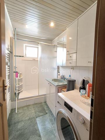 Située dans le secteur recherché et paisible de la Cité Jeune Bois, découvrez cette charmante maison de plain pied mitoyenne d’une surface de 90 m² environ, parfaitement entretenue et implantée sur un terrain de 2,84 ares entièrement clôturé.

Elle se compose d'une entrée menant à un salon/séjour lumineux avec un accès direct à la terrasse. 
La cuisine, séparée et équipée, dispose également de son propre accès extérieur à une terrasse en dalles exposée sud-ouest, sublimée par une pergola en bois avec toiture en polycarbonate et un bel espace gazonné, vous permettant de profiter de l'extérieur en toute saison, à l'abri des intempéries tout en conservant une luminosité maximale.
Un cellier pratique complète cet espace.
Un dégagement dessert 3 chambres confortables, une salle d’eau et un WC suspendu séparé.
Des combles pour un espace de stockage supplémentaire facilement accessible via un escalier escamotable.
Un abri de jardin ainsi qu’un garage mitoyen pour un véhicule, situé à proximité de la maison, complètent ce bien.

Les points techniques :
- Chauffage performant : Chaudière gaz individuelle basse température complétée par une Pompe à Chaleur (PAC) air/air (climatisation réversible).
- Isolation intérieure.
- Fenêtres PVC double vitrage, volets battants en aluminium et roulants en PVC.
- Adoucisseur d’eau.
- Assainissement conforme.

Cette maison, habitable de suite, est idéale pour une famille cherchant la tranquillité, avec sa localisation, son extérieur très bien exposé et la proximité des axes routiers, écoles et commerces.

Prix : 229 500 € FAI

📞 Une visite s'impose ! Contactez-moi au 06 67 79 29 92 pour découvrir votre futur chez-vous.