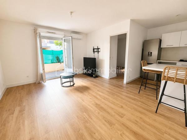 Idéalement situé à proximité immédiate du centre-ville d'Alès, au sein d'une résidence sécurisée, découvrez ce bel appartement T3 entièrement rénové, offrant confort, modernité et aucun travaux à prévoir.

L'appartement se compose d'une agréable pièce de vie lumineuse avec cuisine ouverte d'environ 25 m², s'ouvrant sur une terrasse de 13,40 m² donnant sur la cour intérieure de la résidence, idéale pour profiter des beaux jours en toute tranquillité.

L'espace nuit comprend deux chambres confortables, une salle de bains ainsi qu'un WC indépendant.

Pour un confort optimal en toute saison, le logement est équipé de deux climatisations réversibles installées récemment, postérieurement à la réalisation du DPE.

Un garage fermé privatif en sous-sol sécurisé complète ce bien, un véritable atout sur le secteur.

Les plus :
• Appartement entièrement rénové
• Terrasse de 13,40 m²
• Garage fermé en sous-sol sécurisé
• Deux climatisations réversibles
• Résidence sécurisée
• Aucun travaux à prévoir
• DPE C / GES A

Charges de copropriété : 160 € par trimestre (environ 53 € par mois).
Taxe foncière : 1 200 € par an.

Prix : 139 900 € FAI.

Une belle opportunité à découvrir rapidement, idéale pour une résidence principale, un premier achat ou un investissement locatif.