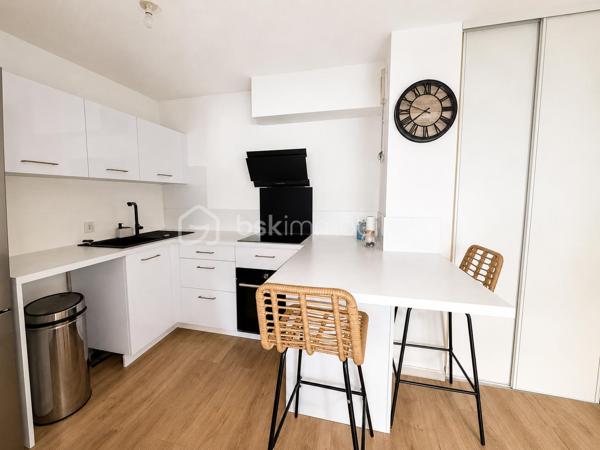 Idéalement situé à proximité immédiate du centre-ville d'Alès, au sein d'une résidence sécurisée, découvrez ce bel appartement T3 entièrement rénové, offrant confort, modernité et aucun travaux à prévoir.

L'appartement se compose d'une agréable pièce de vie lumineuse avec cuisine ouverte d'environ 25 m², s'ouvrant sur une terrasse de 13,40 m² donnant sur la cour intérieure de la résidence, idéale pour profiter des beaux jours en toute tranquillité.

L'espace nuit comprend deux chambres confortables, une salle de bains ainsi qu'un WC indépendant.

Pour un confort optimal en toute saison, le logement est équipé de deux climatisations réversibles installées récemment, postérieurement à la réalisation du DPE.

Un garage fermé privatif en sous-sol sécurisé complète ce bien, un véritable atout sur le secteur.

Les plus :
• Appartement entièrement rénové
• Terrasse de 13,40 m²
• Garage fermé en sous-sol sécurisé
• Deux climatisations réversibles
• Résidence sécurisée
• Aucun travaux à prévoir
• DPE C / GES A

Charges de copropriété : 160 € par trimestre (environ 53 € par mois).
Taxe foncière : 1 200 € par an.

Prix : 139 900 € FAI.

Une belle opportunité à découvrir rapidement, idéale pour une résidence principale, un premier achat ou un investissement locatif.