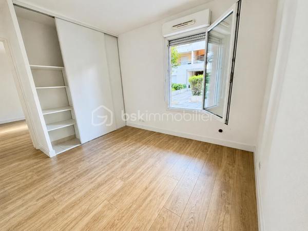 Idéalement situé à proximité immédiate du centre-ville d'Alès, au sein d'une résidence sécurisée, découvrez ce bel appartement T3 entièrement rénové, offrant confort, modernité et aucun travaux à prévoir.

L'appartement se compose d'une agréable pièce de vie lumineuse avec cuisine ouverte d'environ 25 m², s'ouvrant sur une terrasse de 13,40 m² donnant sur la cour intérieure de la résidence, idéale pour profiter des beaux jours en toute tranquillité.

L'espace nuit comprend deux chambres confortables, une salle de bains ainsi qu'un WC indépendant.

Pour un confort optimal en toute saison, le logement est équipé de deux climatisations réversibles installées récemment, postérieurement à la réalisation du DPE.

Un garage fermé privatif en sous-sol sécurisé complète ce bien, un véritable atout sur le secteur.

Les plus :
• Appartement entièrement rénové
• Terrasse de 13,40 m²
• Garage fermé en sous-sol sécurisé
• Deux climatisations réversibles
• Résidence sécurisée
• Aucun travaux à prévoir
• DPE C / GES A

Charges de copropriété : 160 € par trimestre (environ 53 € par mois).
Taxe foncière : 1 200 € par an.

Prix : 139 900 € FAI.

Une belle opportunité à découvrir rapidement, idéale pour une résidence principale, un premier achat ou un investissement locatif.