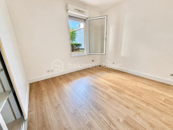 Idéalement situé à proximité immédiate du centre-ville d'Alès, au sein d'une résidence sécurisée, découvrez ce bel appartement T3 entièrement rénové, offrant confort, modernité et aucun travaux à prévoir.

L'appartement se compose d'une agréable pièce de vie lumineuse avec cuisine ouverte d'environ 25 m², s'ouvrant sur une terrasse de 13,40 m² donnant sur la cour intérieure de la résidence, idéale pour profiter des beaux jours en toute tranquillité.

L'espace nuit comprend deux chambres confortables, une salle de bains ainsi qu'un WC indépendant.

Pour un confort optimal en toute saison, le logement est équipé de deux climatisations réversibles installées récemment, postérieurement à la réalisation du DPE.

Un garage fermé privatif en sous-sol sécurisé complète ce bien, un véritable atout sur le secteur.

Les plus :
• Appartement entièrement rénové
• Terrasse de 13,40 m²
• Garage fermé en sous-sol sécurisé
• Deux climatisations réversibles
• Résidence sécurisée
• Aucun travaux à prévoir
• DPE C / GES A

Charges de copropriété : 160 € par trimestre (environ 53 € par mois).
Taxe foncière : 1 200 € par an.

Prix : 139 900 € FAI.

Une belle opportunité à découvrir rapidement, idéale pour une résidence principale, un premier achat ou un investissement locatif.