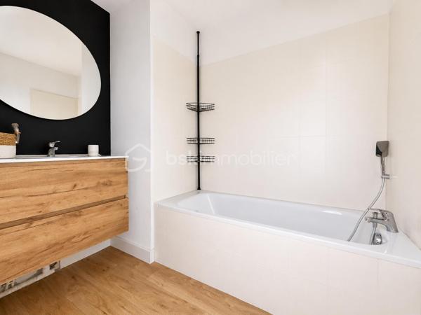 Idéalement situé à proximité immédiate du centre-ville d'Alès, au sein d'une résidence sécurisée, découvrez ce bel appartement T3 entièrement rénové, offrant confort, modernité et aucun travaux à prévoir.

L'appartement se compose d'une agréable pièce de vie lumineuse avec cuisine ouverte d'environ 25 m², s'ouvrant sur une terrasse de 13,40 m² donnant sur la cour intérieure de la résidence, idéale pour profiter des beaux jours en toute tranquillité.

L'espace nuit comprend deux chambres confortables, une salle de bains ainsi qu'un WC indépendant.

Pour un confort optimal en toute saison, le logement est équipé de deux climatisations réversibles installées récemment, postérieurement à la réalisation du DPE.

Un garage fermé privatif en sous-sol sécurisé complète ce bien, un véritable atout sur le secteur.

Les plus :
• Appartement entièrement rénové
• Terrasse de 13,40 m²
• Garage fermé en sous-sol sécurisé
• Deux climatisations réversibles
• Résidence sécurisée
• Aucun travaux à prévoir
• DPE C / GES A

Charges de copropriété : 160 € par trimestre (environ 53 € par mois).
Taxe foncière : 1 200 € par an.

Prix : 139 900 € FAI.

Une belle opportunité à découvrir rapidement, idéale pour une résidence principale, un premier achat ou un investissement locatif.