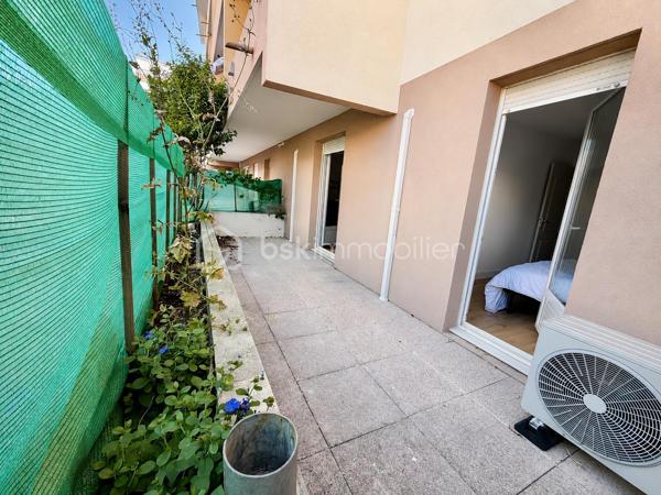 Idéalement situé à proximité immédiate du centre-ville d'Alès, au sein d'une résidence sécurisée, découvrez ce bel appartement T3 entièrement rénové, offrant confort, modernité et aucun travaux à prévoir.

L'appartement se compose d'une agréable pièce de vie lumineuse avec cuisine ouverte d'environ 25 m², s'ouvrant sur une terrasse de 13,40 m² donnant sur la cour intérieure de la résidence, idéale pour profiter des beaux jours en toute tranquillité.

L'espace nuit comprend deux chambres confortables, une salle de bains ainsi qu'un WC indépendant.

Pour un confort optimal en toute saison, le logement est équipé de deux climatisations réversibles installées récemment, postérieurement à la réalisation du DPE.

Un garage fermé privatif en sous-sol sécurisé complète ce bien, un véritable atout sur le secteur.

Les plus :
• Appartement entièrement rénové
• Terrasse de 13,40 m²
• Garage fermé en sous-sol sécurisé
• Deux climatisations réversibles
• Résidence sécurisée
• Aucun travaux à prévoir
• DPE C / GES A

Charges de copropriété : 160 € par trimestre (environ 53 € par mois).
Taxe foncière : 1 200 € par an.

Prix : 139 900 € FAI.

Une belle opportunité à découvrir rapidement, idéale pour une résidence principale, un premier achat ou un investissement locatif.