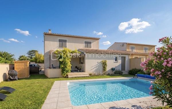 Implantée dans l'un des secteurs les plus appréciés de Rochefort-du-Gard, cette villa de 114 m² habitables construit en 2011 conjugue confort moderne et douceur de vivre provençale. Parfaitement entretenue, elle est prête à accueillir sa nouvelle famille sans aucun travaux à prévoir.
Au rez-de-chaussée, vous découvrirez un vaste salon-séjour lumineux de près de 39 m², une cuisine ouverte entièrement équipée, ainsi qu'un bureau (facilement convertible en chambre), une buanderie, une salle d'eau et des WC.
À l'étage, trois chambres avec placards, une salle de bains et des WC offrent à toute la famille un espace privatif confortable.
L'ensemble des pièces bénéficie de la climatisation réversible, un atout indéniable pour affronter les étés du Gard en toute sérénité.
Côté extérieur, la villa s'ouvre sur un jardin avec piscine (6×4) et une terrasse de 15 m². 3 places de stationnement disponibles devant la maison.

Double vitrage PVC, volets bois, assainissement collectif, exposition Est-Ouest : tout a été pensé pour un confort quotidien sans compromis.
