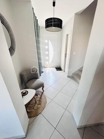 Implantée dans l'un des secteurs les plus appréciés de Rochefort-du-Gard, cette villa de 114 m² habitables construit en 2011 conjugue confort moderne et douceur de vivre provençale. Parfaitement entretenue, elle est prête à accueillir sa nouvelle famille sans aucun travaux à prévoir.
Au rez-de-chaussée, vous découvrirez un vaste salon-séjour lumineux de près de 39 m², une cuisine ouverte entièrement équipée, ainsi qu'un bureau (facilement convertible en chambre), une buanderie, une salle d'eau et des WC.
À l'étage, trois chambres avec placards, une salle de bains et des WC offrent à toute la famille un espace privatif confortable.
L'ensemble des pièces bénéficie de la climatisation réversible, un atout indéniable pour affronter les étés du Gard en toute sérénité.
Côté extérieur, la villa s'ouvre sur un jardin avec piscine (6×4) et une terrasse de 15 m². 3 places de stationnement disponibles devant la maison.

Double vitrage PVC, volets bois, assainissement collectif, exposition Est-Ouest : tout a été pensé pour un confort quotidien sans compromis.