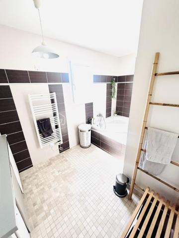 Implantée dans l'un des secteurs les plus appréciés de Rochefort-du-Gard, cette villa de 114 m² habitables construit en 2011 conjugue confort moderne et douceur de vivre provençale. Parfaitement entretenue, elle est prête à accueillir sa nouvelle famille sans aucun travaux à prévoir.
Au rez-de-chaussée, vous découvrirez un vaste salon-séjour lumineux de près de 39 m², une cuisine ouverte entièrement équipée, ainsi qu'un bureau (facilement convertible en chambre), une buanderie, une salle d'eau et des WC.
À l'étage, trois chambres avec placards, une salle de bains et des WC offrent à toute la famille un espace privatif confortable.
L'ensemble des pièces bénéficie de la climatisation réversible, un atout indéniable pour affronter les étés du Gard en toute sérénité.
Côté extérieur, la villa s'ouvre sur un jardin avec piscine (6×4) et une terrasse de 15 m². 3 places de stationnement disponibles devant la maison.

Double vitrage PVC, volets bois, assainissement collectif, exposition Est-Ouest : tout a été pensé pour un confort quotidien sans compromis.