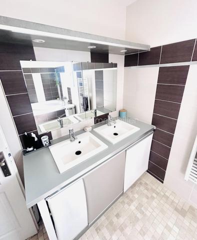 Implantée dans l'un des secteurs les plus appréciés de Rochefort-du-Gard, cette villa de 114 m² habitables construit en 2011 conjugue confort moderne et douceur de vivre provençale. Parfaitement entretenue, elle est prête à accueillir sa nouvelle famille sans aucun travaux à prévoir.
Au rez-de-chaussée, vous découvrirez un vaste salon-séjour lumineux de près de 39 m², une cuisine ouverte entièrement équipée, ainsi qu'un bureau (facilement convertible en chambre), une buanderie, une salle d'eau et des WC.
À l'étage, trois chambres avec placards, une salle de bains et des WC offrent à toute la famille un espace privatif confortable.
L'ensemble des pièces bénéficie de la climatisation réversible, un atout indéniable pour affronter les étés du Gard en toute sérénité.
Côté extérieur, la villa s'ouvre sur un jardin avec piscine (6×4) et une terrasse de 15 m². 3 places de stationnement disponibles devant la maison.

Double vitrage PVC, volets bois, assainissement collectif, exposition Est-Ouest : tout a été pensé pour un confort quotidien sans compromis.