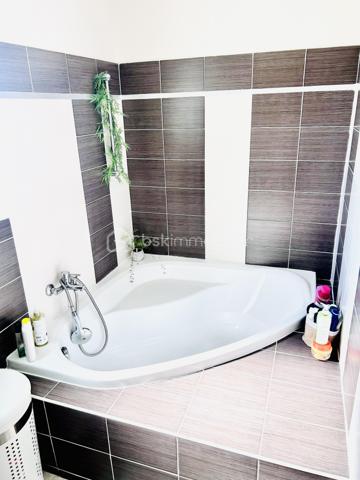 Implantée dans l'un des secteurs les plus appréciés de Rochefort-du-Gard, cette villa de 114 m² habitables construit en 2011 conjugue confort moderne et douceur de vivre provençale. Parfaitement entretenue, elle est prête à accueillir sa nouvelle famille sans aucun travaux à prévoir.
Au rez-de-chaussée, vous découvrirez un vaste salon-séjour lumineux de près de 39 m², une cuisine ouverte entièrement équipée, ainsi qu'un bureau (facilement convertible en chambre), une buanderie, une salle d'eau et des WC.
À l'étage, trois chambres avec placards, une salle de bains et des WC offrent à toute la famille un espace privatif confortable.
L'ensemble des pièces bénéficie de la climatisation réversible, un atout indéniable pour affronter les étés du Gard en toute sérénité.
Côté extérieur, la villa s'ouvre sur un jardin avec piscine (6×4) et une terrasse de 15 m². 3 places de stationnement disponibles devant la maison.

Double vitrage PVC, volets bois, assainissement collectif, exposition Est-Ouest : tout a été pensé pour un confort quotidien sans compromis.