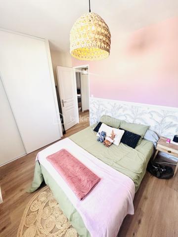 Implantée dans l'un des secteurs les plus appréciés de Rochefort-du-Gard, cette villa de 114 m² habitables construit en 2011 conjugue confort moderne et douceur de vivre provençale. Parfaitement entretenue, elle est prête à accueillir sa nouvelle famille sans aucun travaux à prévoir.
Au rez-de-chaussée, vous découvrirez un vaste salon-séjour lumineux de près de 39 m², une cuisine ouverte entièrement équipée, ainsi qu'un bureau (facilement convertible en chambre), une buanderie, une salle d'eau et des WC.
À l'étage, trois chambres avec placards, une salle de bains et des WC offrent à toute la famille un espace privatif confortable.
L'ensemble des pièces bénéficie de la climatisation réversible, un atout indéniable pour affronter les étés du Gard en toute sérénité.
Côté extérieur, la villa s'ouvre sur un jardin avec piscine (6×4) et une terrasse de 15 m². 3 places de stationnement disponibles devant la maison.

Double vitrage PVC, volets bois, assainissement collectif, exposition Est-Ouest : tout a été pensé pour un confort quotidien sans compromis.