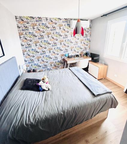 Implantée dans l'un des secteurs les plus appréciés de Rochefort-du-Gard, cette villa de 114 m² habitables construit en 2011 conjugue confort moderne et douceur de vivre provençale. Parfaitement entretenue, elle est prête à accueillir sa nouvelle famille sans aucun travaux à prévoir.
Au rez-de-chaussée, vous découvrirez un vaste salon-séjour lumineux de près de 39 m², une cuisine ouverte entièrement équipée, ainsi qu'un bureau (facilement convertible en chambre), une buanderie, une salle d'eau et des WC.
À l'étage, trois chambres avec placards, une salle de bains et des WC offrent à toute la famille un espace privatif confortable.
L'ensemble des pièces bénéficie de la climatisation réversible, un atout indéniable pour affronter les étés du Gard en toute sérénité.
Côté extérieur, la villa s'ouvre sur un jardin avec piscine (6×4) et une terrasse de 15 m². 3 places de stationnement disponibles devant la maison.

Double vitrage PVC, volets bois, assainissement collectif, exposition Est-Ouest : tout a été pensé pour un confort quotidien sans compromis.