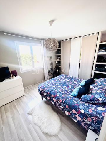 Implantée dans l'un des secteurs les plus appréciés de Rochefort-du-Gard, cette villa de 114 m² habitables construit en 2011 conjugue confort moderne et douceur de vivre provençale. Parfaitement entretenue, elle est prête à accueillir sa nouvelle famille sans aucun travaux à prévoir.
Au rez-de-chaussée, vous découvrirez un vaste salon-séjour lumineux de près de 39 m², une cuisine ouverte entièrement équipée, ainsi qu'un bureau (facilement convertible en chambre), une buanderie, une salle d'eau et des WC.
À l'étage, trois chambres avec placards, une salle de bains et des WC offrent à toute la famille un espace privatif confortable.
L'ensemble des pièces bénéficie de la climatisation réversible, un atout indéniable pour affronter les étés du Gard en toute sérénité.
Côté extérieur, la villa s'ouvre sur un jardin avec piscine (6×4) et une terrasse de 15 m². 3 places de stationnement disponibles devant la maison.

Double vitrage PVC, volets bois, assainissement collectif, exposition Est-Ouest : tout a été pensé pour un confort quotidien sans compromis.