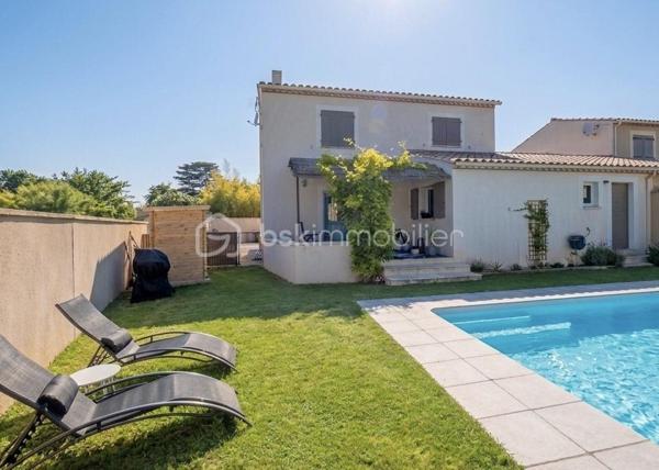 Implantée dans l'un des secteurs les plus appréciés de Rochefort-du-Gard, cette villa de 114 m² habitables construit en 2011 conjugue confort moderne et douceur de vivre provençale. Parfaitement entretenue, elle est prête à accueillir sa nouvelle famille sans aucun travaux à prévoir.
Au rez-de-chaussée, vous découvrirez un vaste salon-séjour lumineux de près de 39 m², une cuisine ouverte entièrement équipée, ainsi qu'un bureau (facilement convertible en chambre), une buanderie, une salle d'eau et des WC.
À l'étage, trois chambres avec placards, une salle de bains et des WC offrent à toute la famille un espace privatif confortable.
L'ensemble des pièces bénéficie de la climatisation réversible, un atout indéniable pour affronter les étés du Gard en toute sérénité.
Côté extérieur, la villa s'ouvre sur un jardin avec piscine (6×4) et une terrasse de 15 m². 3 places de stationnement disponibles devant la maison.

Double vitrage PVC, volets bois, assainissement collectif, exposition Est-Ouest : tout a été pensé pour un confort quotidien sans compromis.