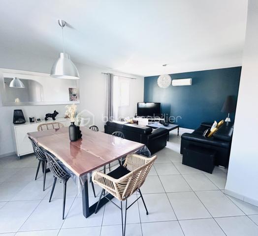 Implantée dans l'un des secteurs les plus appréciés de Rochefort-du-Gard, cette villa de 114 m² habitables construit en 2011 conjugue confort moderne et douceur de vivre provençale. Parfaitement entretenue, elle est prête à accueillir sa nouvelle famille sans aucun travaux à prévoir.
Au rez-de-chaussée, vous découvrirez un vaste salon-séjour lumineux de près de 39 m², une cuisine ouverte entièrement équipée, ainsi qu'un bureau (facilement convertible en chambre), une buanderie, une salle d'eau et des WC.
À l'étage, trois chambres avec placards, une salle de bains et des WC offrent à toute la famille un espace privatif confortable.
L'ensemble des pièces bénéficie de la climatisation réversible, un atout indéniable pour affronter les étés du Gard en toute sérénité.
Côté extérieur, la villa s'ouvre sur un jardin avec piscine (6×4) et une terrasse de 15 m². 3 places de stationnement disponibles devant la maison.

Double vitrage PVC, volets bois, assainissement collectif, exposition Est-Ouest : tout a été pensé pour un confort quotidien sans compromis.