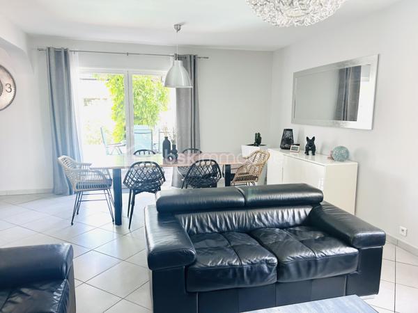 Implantée dans l'un des secteurs les plus appréciés de Rochefort-du-Gard, cette villa de 114 m² habitables construit en 2011 conjugue confort moderne et douceur de vivre provençale. Parfaitement entretenue, elle est prête à accueillir sa nouvelle famille sans aucun travaux à prévoir.
Au rez-de-chaussée, vous découvrirez un vaste salon-séjour lumineux de près de 39 m², une cuisine ouverte entièrement équipée, ainsi qu'un bureau (facilement convertible en chambre), une buanderie, une salle d'eau et des WC.
À l'étage, trois chambres avec placards, une salle de bains et des WC offrent à toute la famille un espace privatif confortable.
L'ensemble des pièces bénéficie de la climatisation réversible, un atout indéniable pour affronter les étés du Gard en toute sérénité.
Côté extérieur, la villa s'ouvre sur un jardin avec piscine (6×4) et une terrasse de 15 m². 3 places de stationnement disponibles devant la maison.

Double vitrage PVC, volets bois, assainissement collectif, exposition Est-Ouest : tout a été pensé pour un confort quotidien sans compromis.