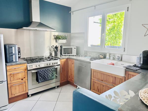 Implantée dans l'un des secteurs les plus appréciés de Rochefort-du-Gard, cette villa de 114 m² habitables construit en 2011 conjugue confort moderne et douceur de vivre provençale. Parfaitement entretenue, elle est prête à accueillir sa nouvelle famille sans aucun travaux à prévoir.
Au rez-de-chaussée, vous découvrirez un vaste salon-séjour lumineux de près de 39 m², une cuisine ouverte entièrement équipée, ainsi qu'un bureau (facilement convertible en chambre), une buanderie, une salle d'eau et des WC.
À l'étage, trois chambres avec placards, une salle de bains et des WC offrent à toute la famille un espace privatif confortable.
L'ensemble des pièces bénéficie de la climatisation réversible, un atout indéniable pour affronter les étés du Gard en toute sérénité.
Côté extérieur, la villa s'ouvre sur un jardin avec piscine (6×4) et une terrasse de 15 m². 3 places de stationnement disponibles devant la maison.

Double vitrage PVC, volets bois, assainissement collectif, exposition Est-Ouest : tout a été pensé pour un confort quotidien sans compromis.