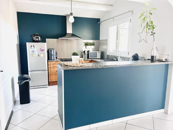 Implantée dans l'un des secteurs les plus appréciés de Rochefort-du-Gard, cette villa de 114 m² habitables construit en 2011 conjugue confort moderne et douceur de vivre provençale. Parfaitement entretenue, elle est prête à accueillir sa nouvelle famille sans aucun travaux à prévoir.
Au rez-de-chaussée, vous découvrirez un vaste salon-séjour lumineux de près de 39 m², une cuisine ouverte entièrement équipée, ainsi qu'un bureau (facilement convertible en chambre), une buanderie, une salle d'eau et des WC.
À l'étage, trois chambres avec placards, une salle de bains et des WC offrent à toute la famille un espace privatif confortable.
L'ensemble des pièces bénéficie de la climatisation réversible, un atout indéniable pour affronter les étés du Gard en toute sérénité.
Côté extérieur, la villa s'ouvre sur un jardin avec piscine (6×4) et une terrasse de 15 m². 3 places de stationnement disponibles devant la maison.

Double vitrage PVC, volets bois, assainissement collectif, exposition Est-Ouest : tout a été pensé pour un confort quotidien sans compromis.