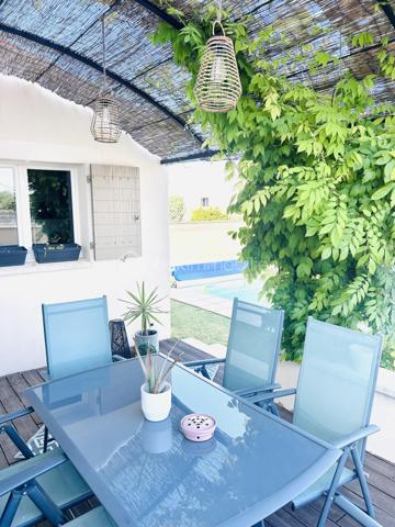 Implantée dans l'un des secteurs les plus appréciés de Rochefort-du-Gard, cette villa de 114 m² habitables construit en 2011 conjugue confort moderne et douceur de vivre provençale. Parfaitement entretenue, elle est prête à accueillir sa nouvelle famille sans aucun travaux à prévoir.
Au rez-de-chaussée, vous découvrirez un vaste salon-séjour lumineux de près de 39 m², une cuisine ouverte entièrement équipée, ainsi qu'un bureau (facilement convertible en chambre), une buanderie, une salle d'eau et des WC.
À l'étage, trois chambres avec placards, une salle de bains et des WC offrent à toute la famille un espace privatif confortable.
L'ensemble des pièces bénéficie de la climatisation réversible, un atout indéniable pour affronter les étés du Gard en toute sérénité.
Côté extérieur, la villa s'ouvre sur un jardin avec piscine (6×4) et une terrasse de 15 m². 3 places de stationnement disponibles devant la maison.

Double vitrage PVC, volets bois, assainissement collectif, exposition Est-Ouest : tout a été pensé pour un confort quotidien sans compromis.