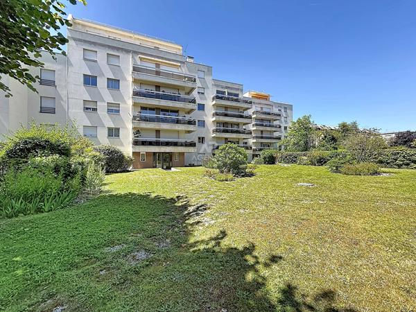 Chatou Bas - Situation exceptionnelle pour ce 2 pièces de 53.58m² 379 000 € **  - Référence  V210010378
